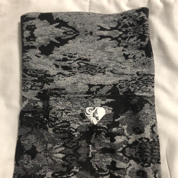 ♦️SOLD♦️Camo leggings by Women’s best sz. medium - Picture 2 of 7